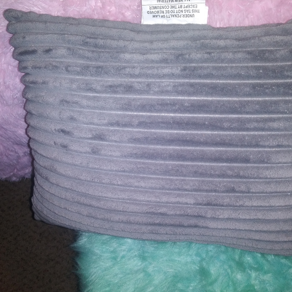 Throw pillows - Picture 4 of 5